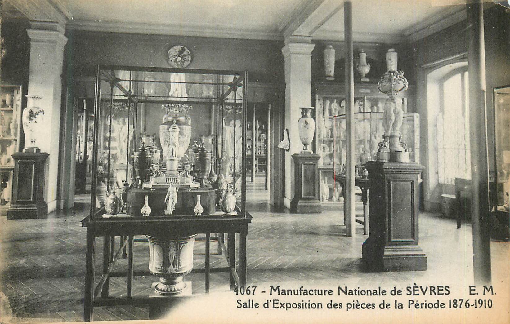 CPA Manufacture Nationale de Sevres Salle d'Exposition des pieces de la Periode 1876 1910